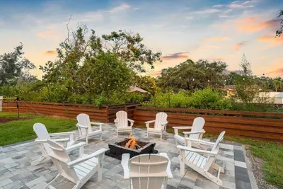 Image de Tiki bar • badminton • mini golf • heated pool!