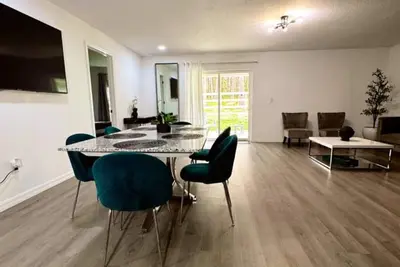 Image de New 4br Home- Close to Santos & downtown- Backyard!