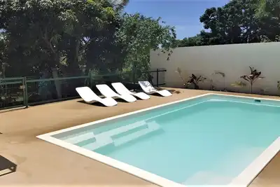 Image de Superbe maison familiale ou entre amis avec piscine, plage et commerces proches.