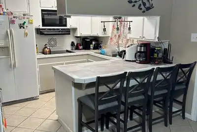 Image de The Red Door Home 3-bedroom house in Nederland Texas. Your home away from home