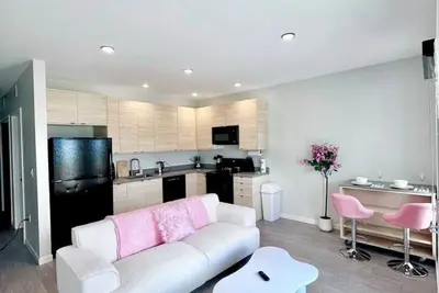 Image de 2 Bedroom Pink-themed Apartment in Des Moines