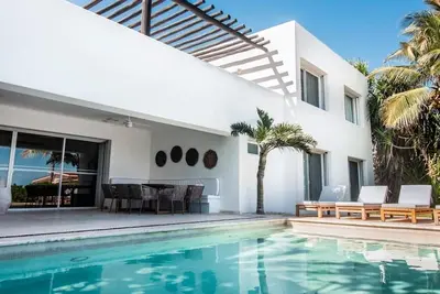 Image de A Graceful Home for a Chic Beach Getaway