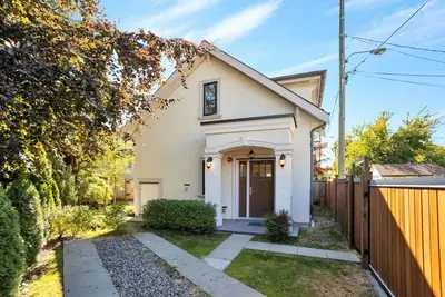 Image de ChicVilla New 3 bedrooms 2 baths private yard 8 min walk to Langara Canadaline