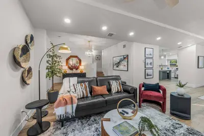 Image de Bishop Arts | Deck + Porch + Family