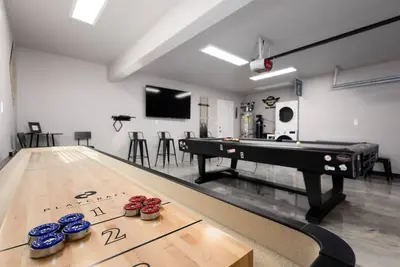 Image de Beach Street Retreat | Sleeps 9 | Game Room