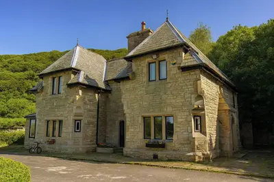Image de 4 Bed Retreat-Sleeps 7-Parking-Garden-Lake Views