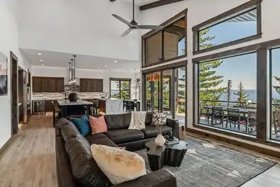 Image de Pet Friendly Luxe Home w/ Hot Tub - Sleeps 12