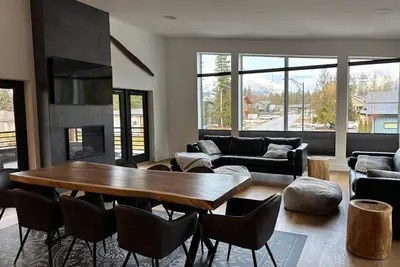 Image de Starklandia: Mountain Modern 4br/3. 5ba + Hot Tub. Only 5 minutes to the resort.