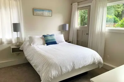 Image de Sun drenched, beach inspired, guest suite.