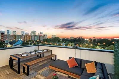 Image de Stunning sunsets at Rooftop Cinema. Secure parking