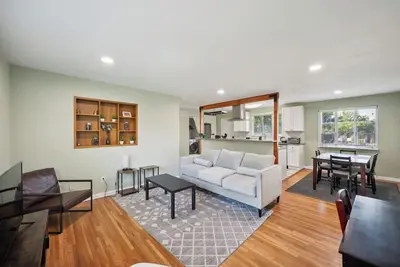 Image de Peaceful Home by Park and Lake
