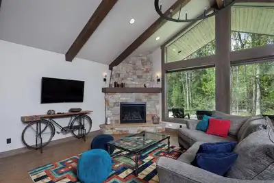 Image de Elegant Nature Retreat | Designer Home + Kitchen, Spa, Trails & Lakefront Access