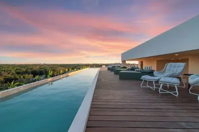 Image de Tropical 2 Bedroom | Private Balcony & Rooftop | Casago