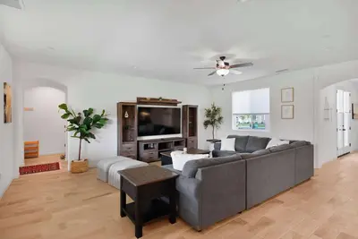 Image de Modern Home w/ Large Backyard, Office & Ev Charger