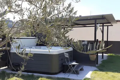 Image de Chambre d'hôtes 'A L'ombre Des Amandiers - Chambre 3' avec piscine partagée, jardin commun et Wi-Fi