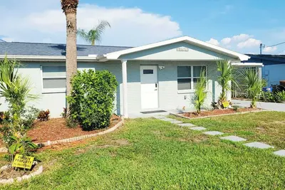 Image de Coastal canal front oasis