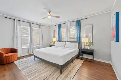 Image de New! University Park -\nSMU Campus 1 block\n2br 2bath 1st Floor Duplex