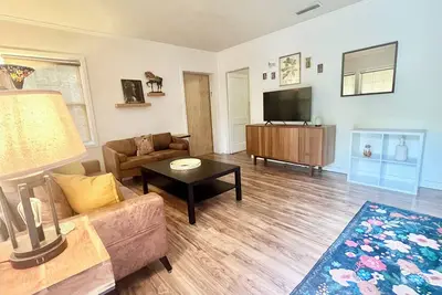 Image de 3bd 2ba + yard ~8min to Uf