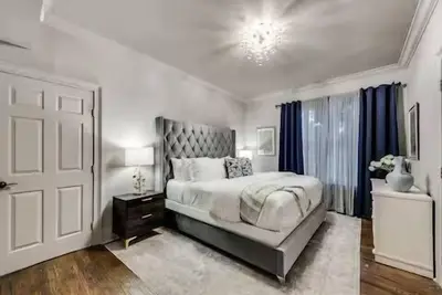 Image de Experience Dallas luxury redefined in this one-of-a-kind, three-bedroom residence, where historic charm meets cutting-edge comfort. Thoughtfully curated for discerning travelers, every detail has been elevated for a great getaway. A great short stay