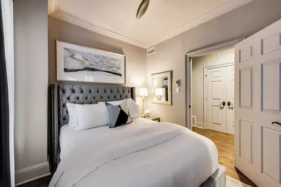 Image de Discover Munger’s historic charm in this luxury 3-bedroom, 3-bath condo for up to 7 guests. Each bedroom offers a private ensuite, luxury linens, and Sleep 8 Technology. Enjoy a chef’s kitchen with high-end appliances & spacious living areas.