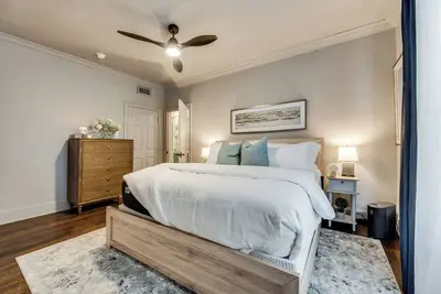 Image de Welcome to our luxurious executive furnished 3-bedroom condo in the heart of Central Dallas which has been thoughtfully designed for a short stay! The fully equipped kitchen and dining area make it easy to cook and entertain.