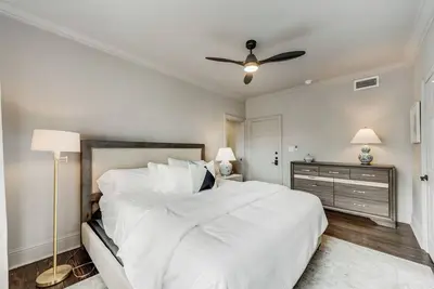Image de Located in the Munger Place Historic District, this remodeled gem blends timeless elegance with modern comfort. Accommodates 3 guests with a cozy queen-size bed, luxury linens, leather sofa, high-speed internet, and top-tier appliances.