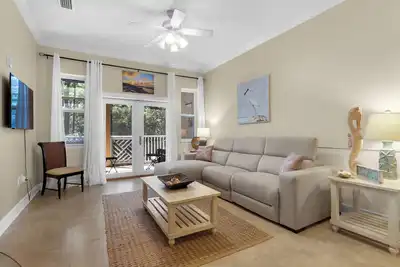 Image de Sea La Vie | Stylish 3br Condo in Seagrove | Walk to Beach | Sleeps 7