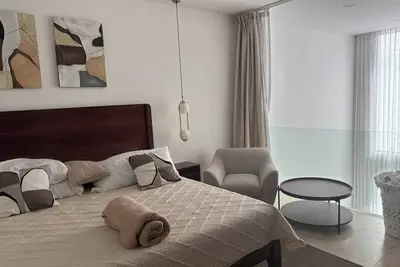 Image de Spacious Rooftop Patio Penthouse