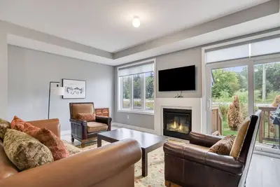 Image de Crosswinds Haven: 3bdr Backing onto Blue Mountain