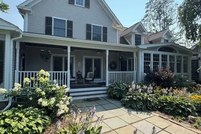 Image de Large open floor plan. Private yet close to everything. Lovely meadow views