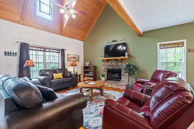 Image de Son of a Gun Cabin w/ Hot Tub near Gatlinburg