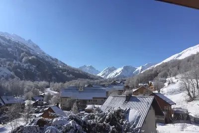 Image de 100m des commerces, Rez-de-chaussée, terrasse, parking, télévision, casier à ski, 60m², Valloire