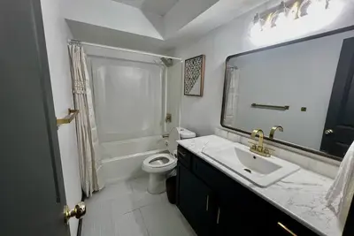 Image de Cozy Duplex, King bed 5 Min to Ou – Private Yard & Free Parking for 4