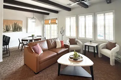 Image de 1br Desert Suite w/ Kitchen + Balcony + Pool View