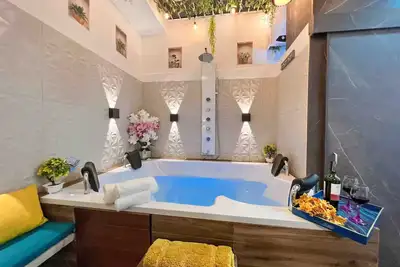 Image de Luxurious Apt | Hot Tube | Prime Location | 4Beds