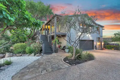 Image de Sophisticated, Serene Waterfront Paradise on Lake Travis