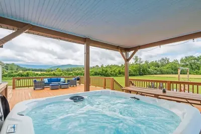 Image de Sunset Mountain Retreat! Mountains! Caverns! Hot Tub! Family & dog friendly!