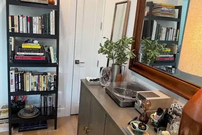 Image de Bright, airy Red Hook 2bd/2ba