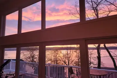 Image de Lake House-Sunset Views-Hot Tub-Couples Retreat