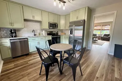 Image de Parkside On Main. \nDowntown Bardstown. \n2 King Beds. \nWALK To Everything! ! !