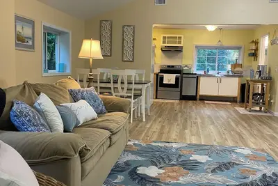 Image de Strawberry Hill cottage minutes from South Haven, Fire Pit, Bike Trail, Wineries