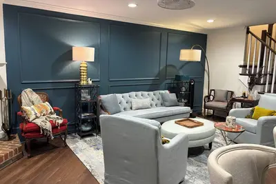 Image de Charming and Spacious Luxury Townhome in Alexandria, Va with Parking!