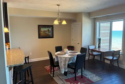 Image de Family Friendly 2br/2ba Lakefront Condo 108 sleeps 6/indoor pool Rent 2/3rd free