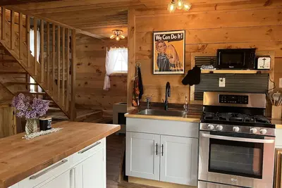 Image de The Forge Cabin, A Charming and Spacious renovated cabin. Everyone loves it!