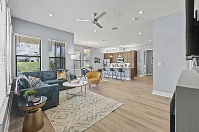 Image de Spacious 2bdr w/gym, firepit, pooltable Downtown