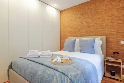 Image de Lovely and Centre Flat with Terrace by HostWise