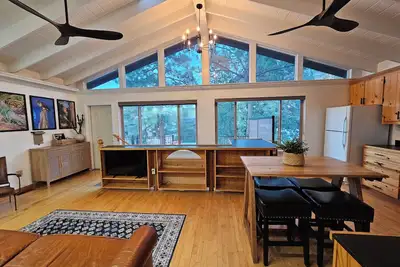 Image de Walk/ride your bike to thumb butte trails! 2 bedrooms. Kayaks. Fishing poles, etc