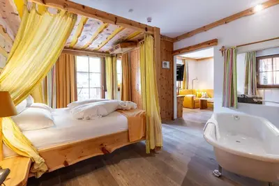 Image de \"Suite Arnika\" with bathtub, shower, Wc (1-3 n. ) - Nature and wellness hotel