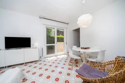 Image de Cozy 56 sqm ground-floor apartment featuring a balcony running along the entire perimeter and a private garden, perfect for relaxation and tranquility. Located in Grado Pineta, a green and quiet area just steps from the sea and nature trails, it offers t