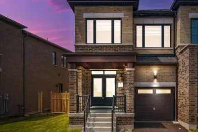 Image de Never Lived-In | Contemporary Comfort, cozy and relaxing, minutes from Airport